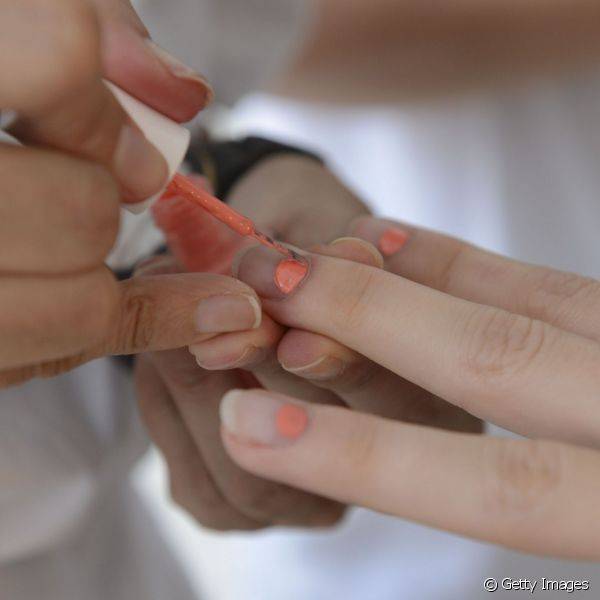 A marca Delpozo usou o laranja como parte de uma moderna nail art que s? coloria a meia-lua das unhas